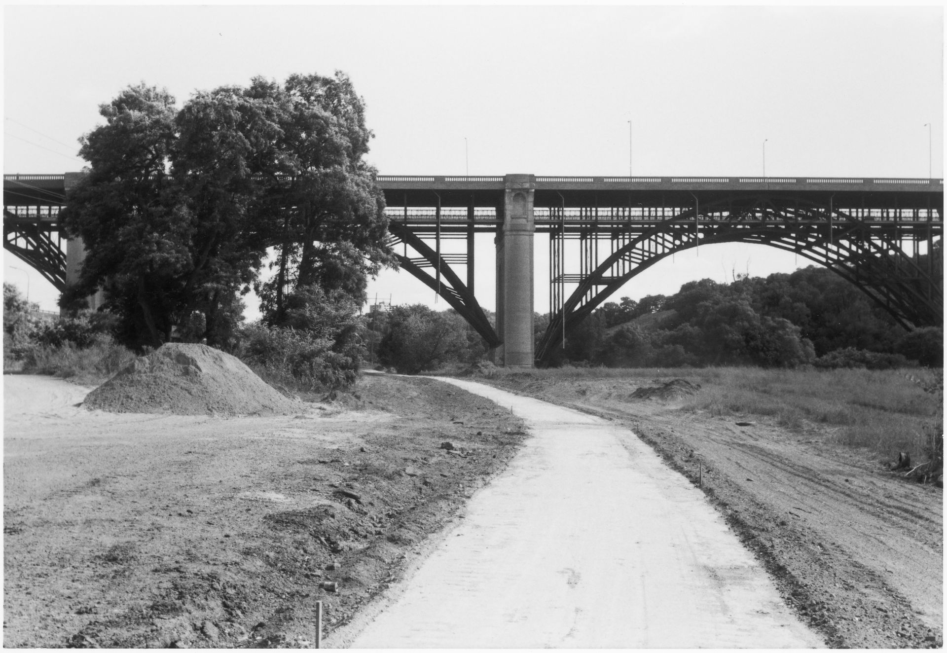 Side View of the Bloor Street Bridge in 1984. City of Toronto Archives, Fonds 268, File 7, Item 11.